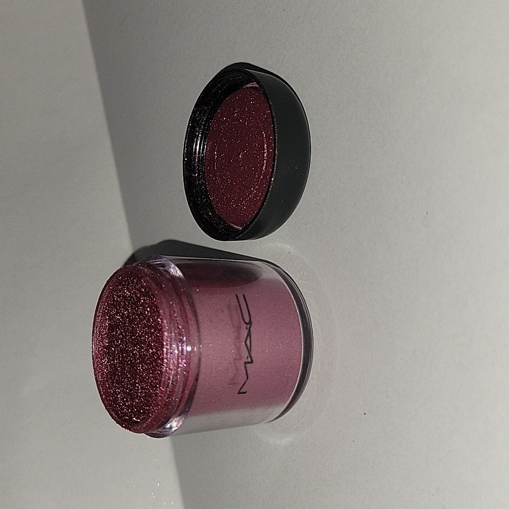 MAC Pigment in Ruby Red
